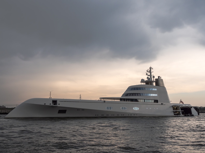Luxusyacht A - 119 m - Elbpfähle Hamburg 2016