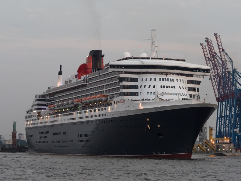 QUEEN MARY 2 beim Auslaufen in Hamburg - 2017