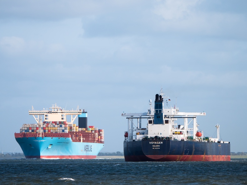 Begegnung - VOYAGER (189 m) & MAERSK MC KINNEY MØLLER (399m) - Cuxhaven - 2018
