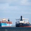 Begegnung - VOYAGER (189 m) & MAERSK MC KINNEY MØLLER (399m) - Cuxhaven - 2018