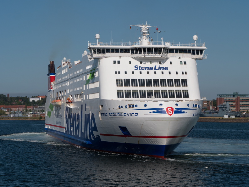 STENA SCANDINAVICA beim Drehen in Kiel
