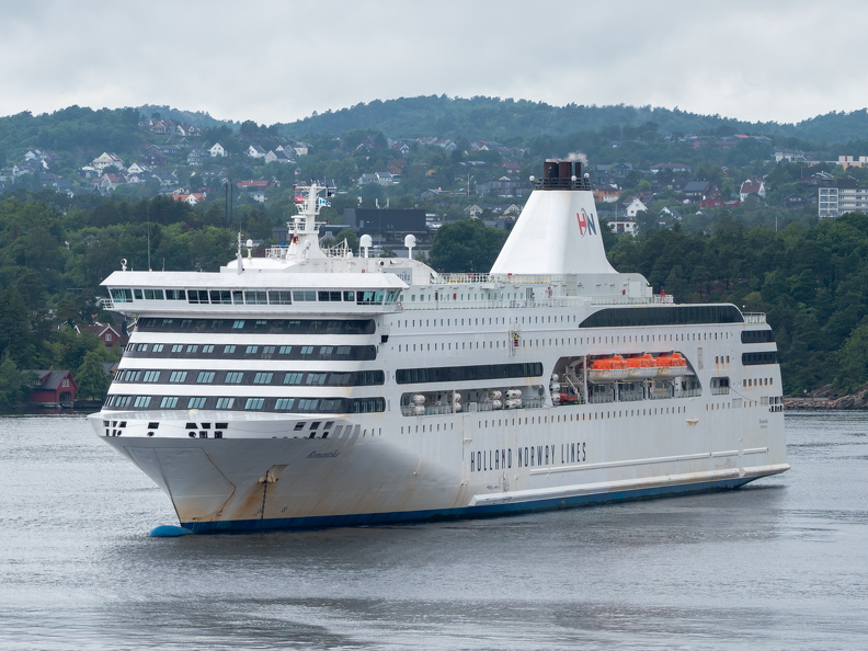 RoRo-Fähre ROMANTIKA  (Emden - Kristiansand) - vor Anker in Kristiansand