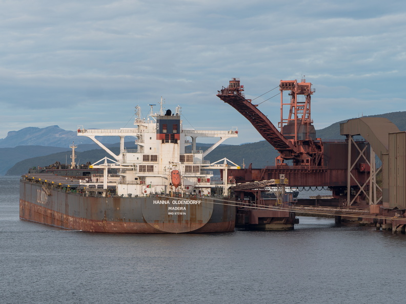 Massengutfrachter (Bulker) HANNA OLDENDORFF an der LKAB-Erzverladung in Narvik