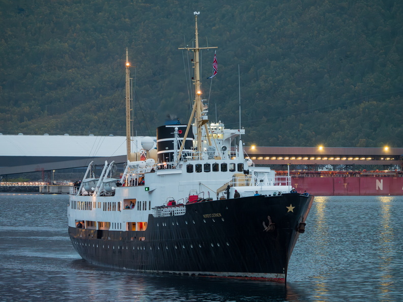 Hurtigruten-Veteran NORDSTJERNEN (Bj. 1956 bei Blohm & Voss) auslaufend in Narvik