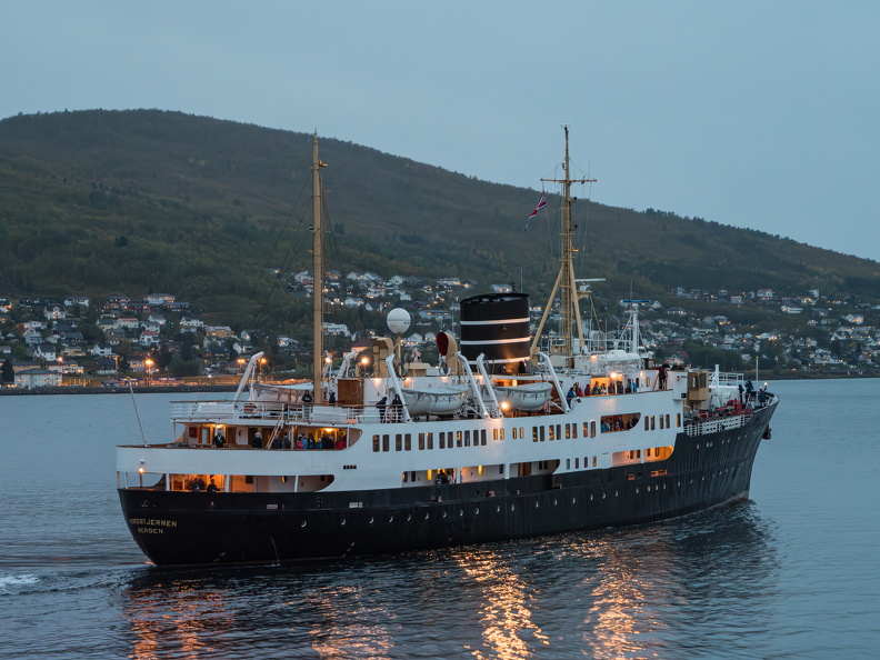 Hurtigruten-Veteran NORDSTJERNEN (Bj. 1956 bei Blohm & Voss) auslaufend in Narvik