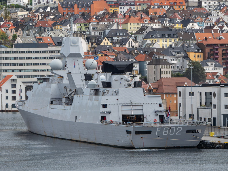 Niederländische Fregatte F 802 - De Zeven Provincien - am Kreuzfahrt-Terminal Bontelabo Bergen
