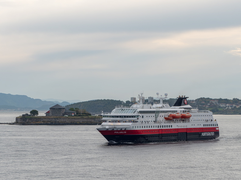 POLARLYS (Hurtigruten) auslaufend (Südkurs nach Bergen) - Trondheim