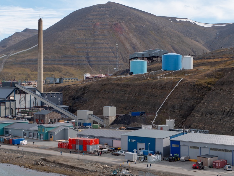 Hafenblick mit stillgelegtem Kohlekraftwerk - Longyearbyen