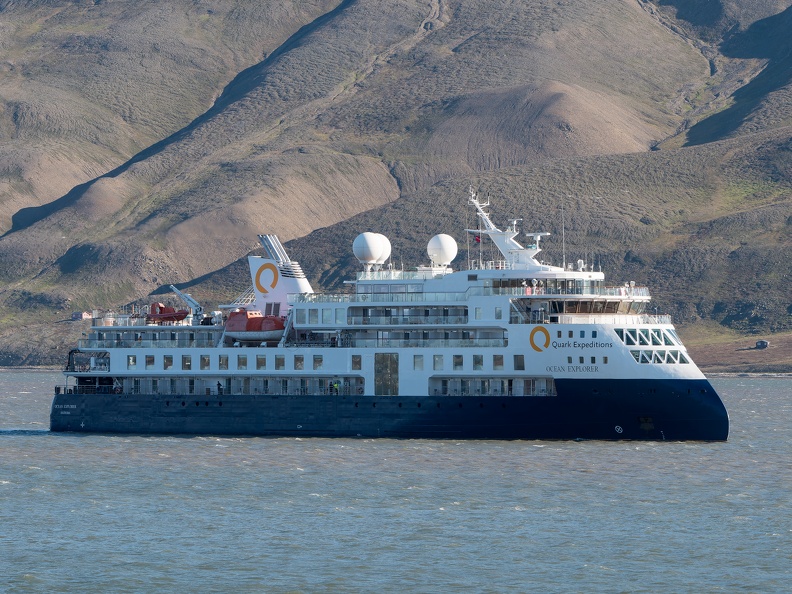 Vor Longyearbyen - Expeditions-Kreuzfahrtschiff OCEAN EXPLORER