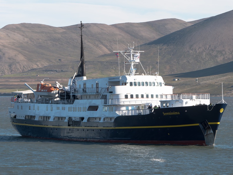 Vor Longyearbyen - SERENISSIMA (ex Hurtigruten HARALD JARL, Bj. 1960)